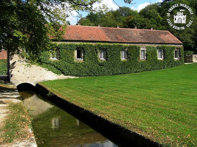 MONTBARD (71) - Abbaye de Fontenay : Porterie et jardins