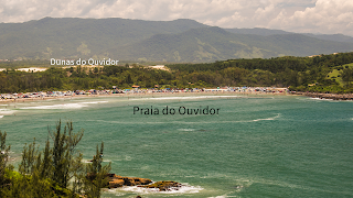 Bahia de la praia do ouvidor, vegetacion nativa, dunas un poco mas lejos y a mucha distancia las montañas.