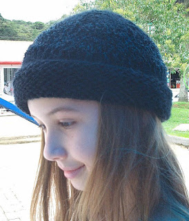 gorro de lã  preto na cabeça de uma menina