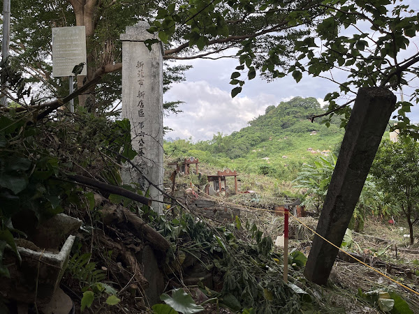 施工標線，遠看尖山