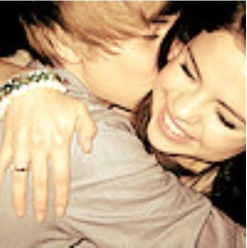 why is selena gomez dating justin bieber. selena gomez and justin bieber