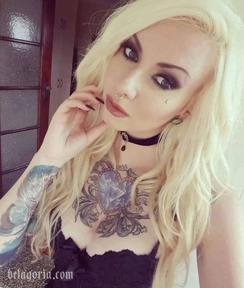 Foto de una mujer rubia con tatuajes