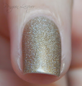 kiko holographic nail lacquer 002 golden champagne daylight makro
