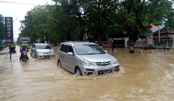 Tips Mengendarai Mobil Menerjang Derasnya Air Saat Terjebak Banjir