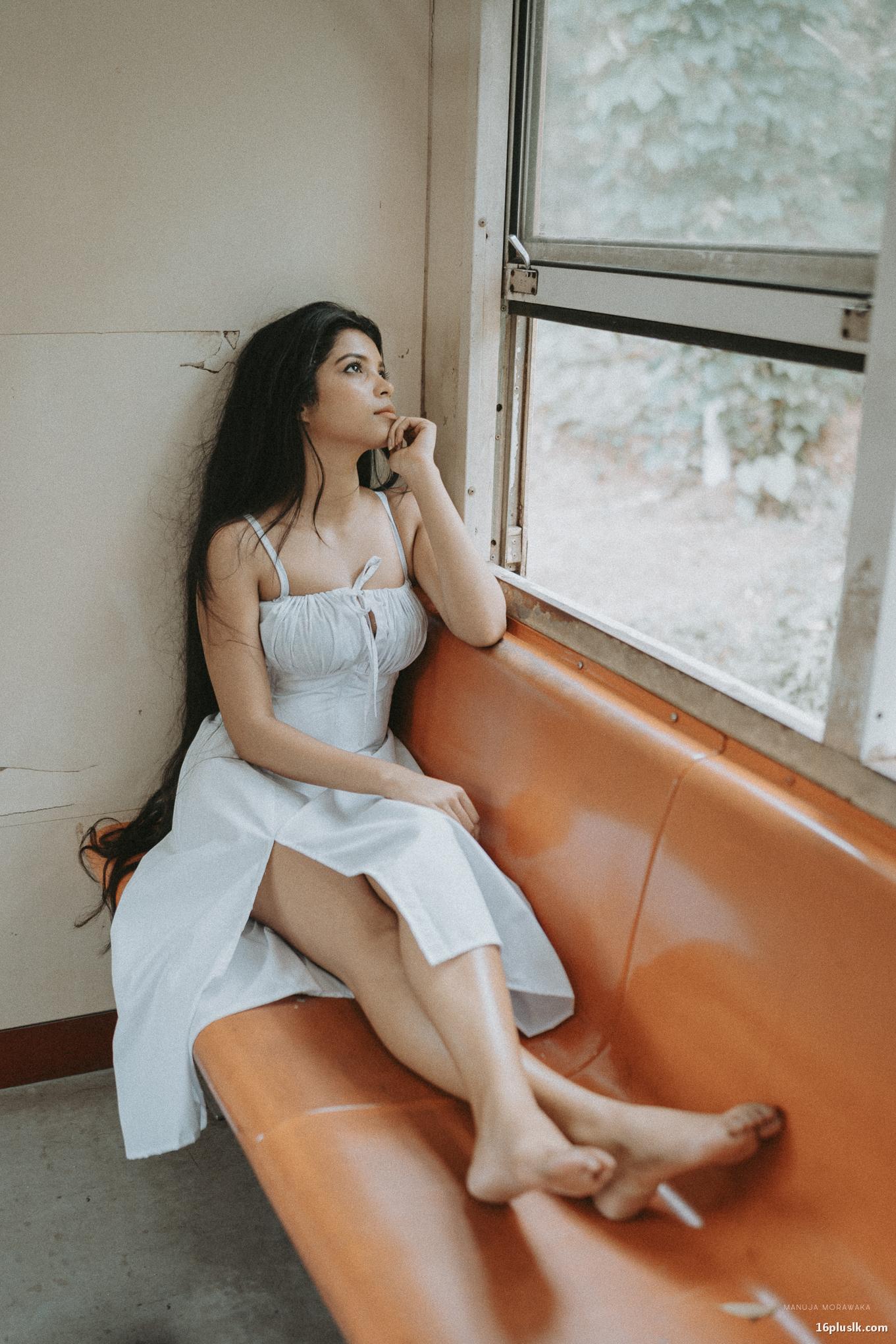A Glimpse into the Beauty and Fashion of Model Nithini Alora. Manuja Morawaka Photography. The subtle smokey eye, paired with a soft pink lip, enhance