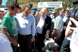 Governador Sérgio Cabral observa um dos equipamentos da minipatrulha mecanizada no Parque de Exposições, em Albuquerque