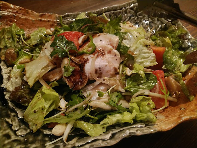 低温調理した蒸し鶏ときのこ・ナッツのサラダ