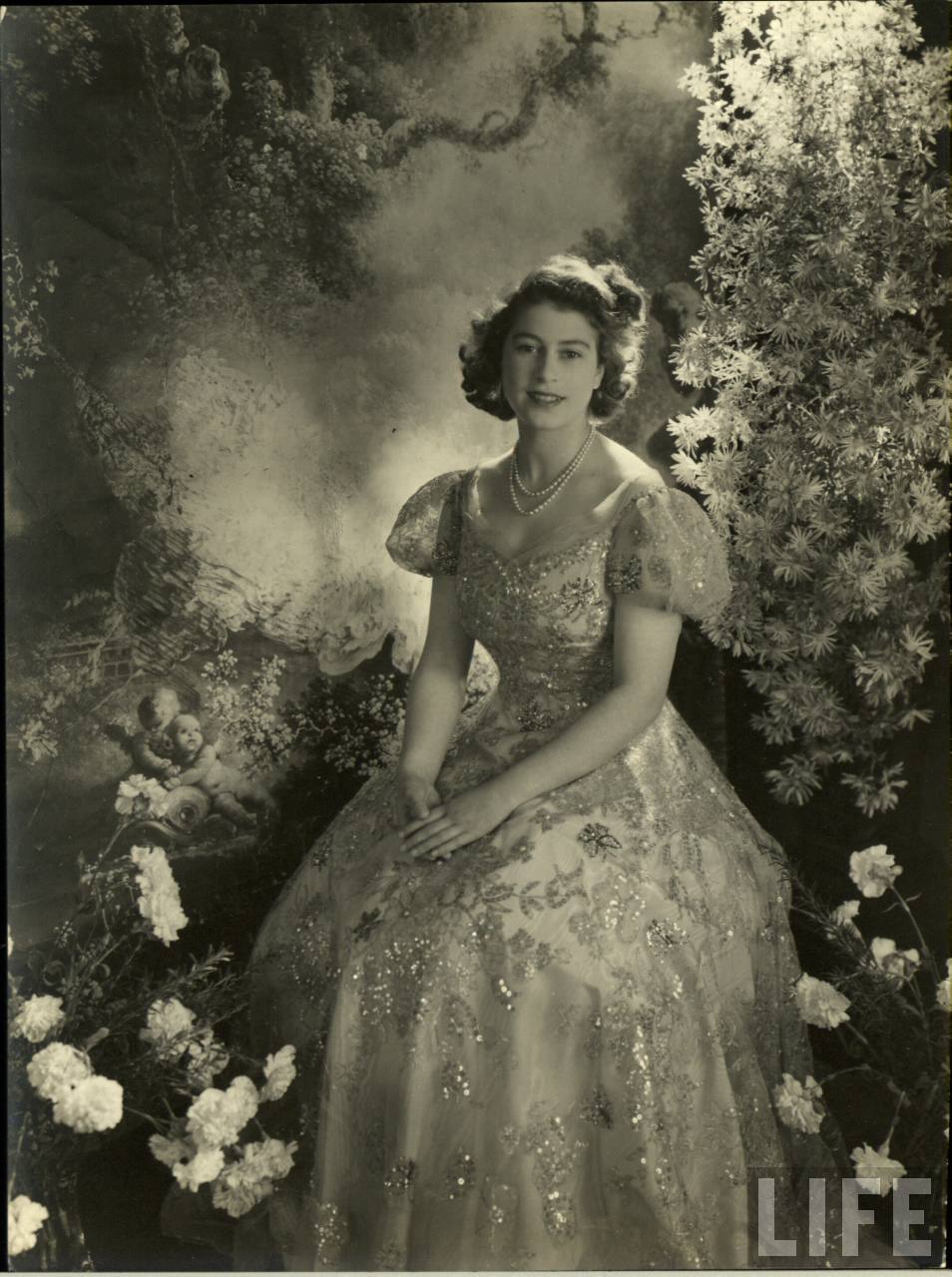 30 Rare and Stunning Vintage Photos of a Young Queen ...