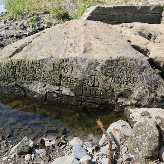 «Αν με δείτε, κλάψτε»: Η ξηρασία αποκάλυψε «πέτρα πείνας» του 1616 στον ποταμό Ελβα