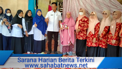 Sekda dan Dharma Wanita Setda Enrekang Serahkan Bantuan Penanganan Stunting di Desa Tokkonan