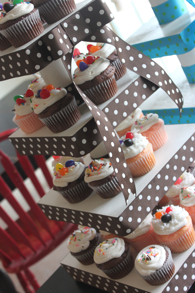 Poppies at Play: Easy DIY Cupcake Stands~