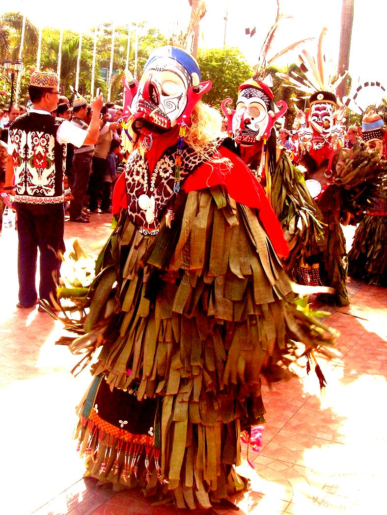 Mahakam Festival 2012 Pakaian HUDOQ  Upacara Suku Dayak 