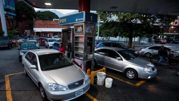 En Carabobo amanecen en las estaciones de servicio para poder surtirse ante escasez de gasolina