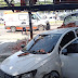  Carro invade parada de ônibus e deixa pessoas feridas em Manaus