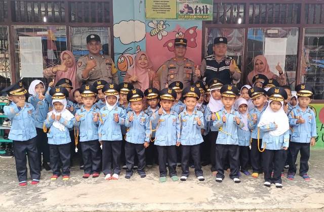 Polisi Sahabat Anak, Kapolsek Peureulak Kunjungi TK Negeri Nurul A'la