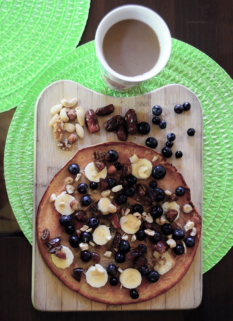 omlet proteinowy | banan | borówki | masło orzechowe | orzechy | bakalie | śniadanie