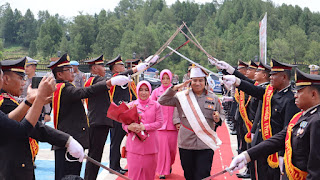 Sambut Kapolres Yang Baru, Polres Toraja Utara Gelar Tradisi Pedang Pora