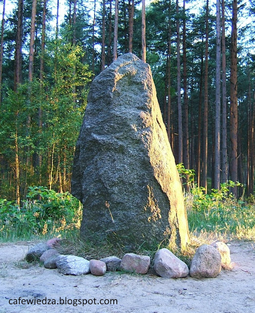 Leśno - obelisk o rysach ludzkiej twarzy.