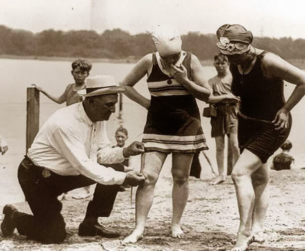 Измерение купальных костюмов – если бы они были слишком коротки, женщины, были бы оштрафованы, 1920 г.