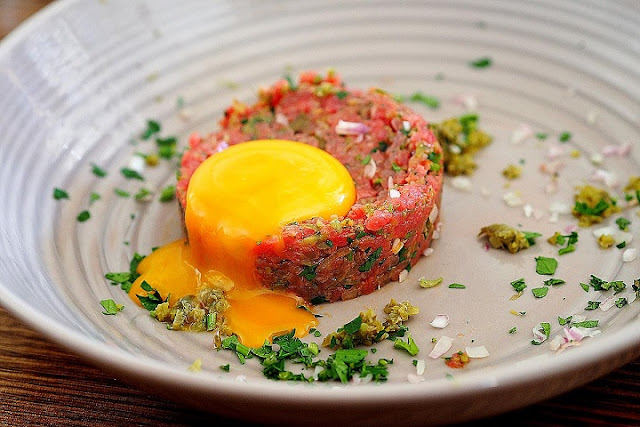 Món Steak Tartare được làm từ thịt sống cùng các gia vị