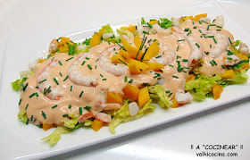 Ensalada de mango y gambas con salsa rosa