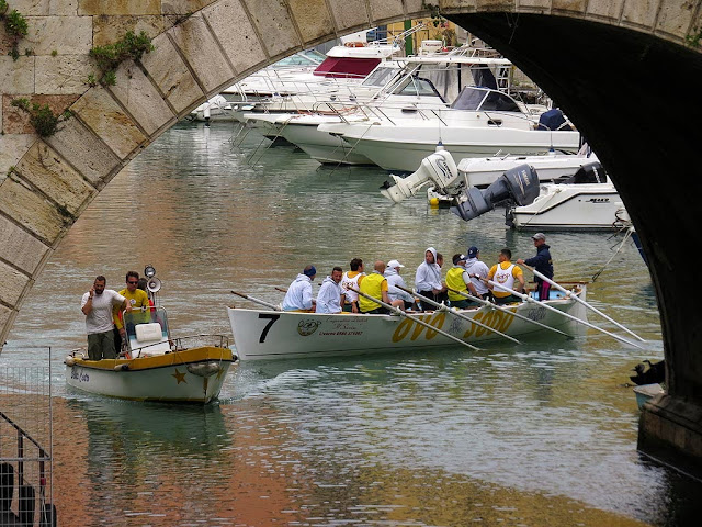 Ovo Sodo rowers and their support boat, Fosso Reale, Livorno