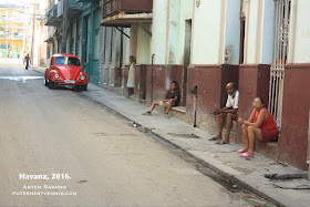 Жители Гаваны отдыхают на пороге дома