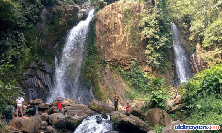 Air Terjun Lembah Pelangi