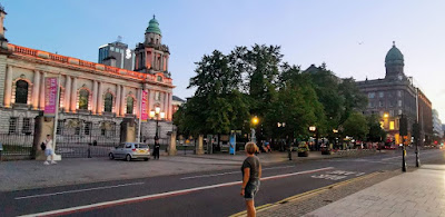 Plaza Donegal, edificios cercanos al Ayuntamiento de Belfast.