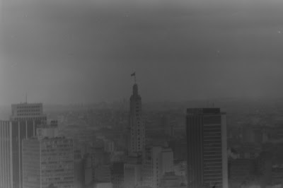 Imagem aérea de São Paulo preto e branco 