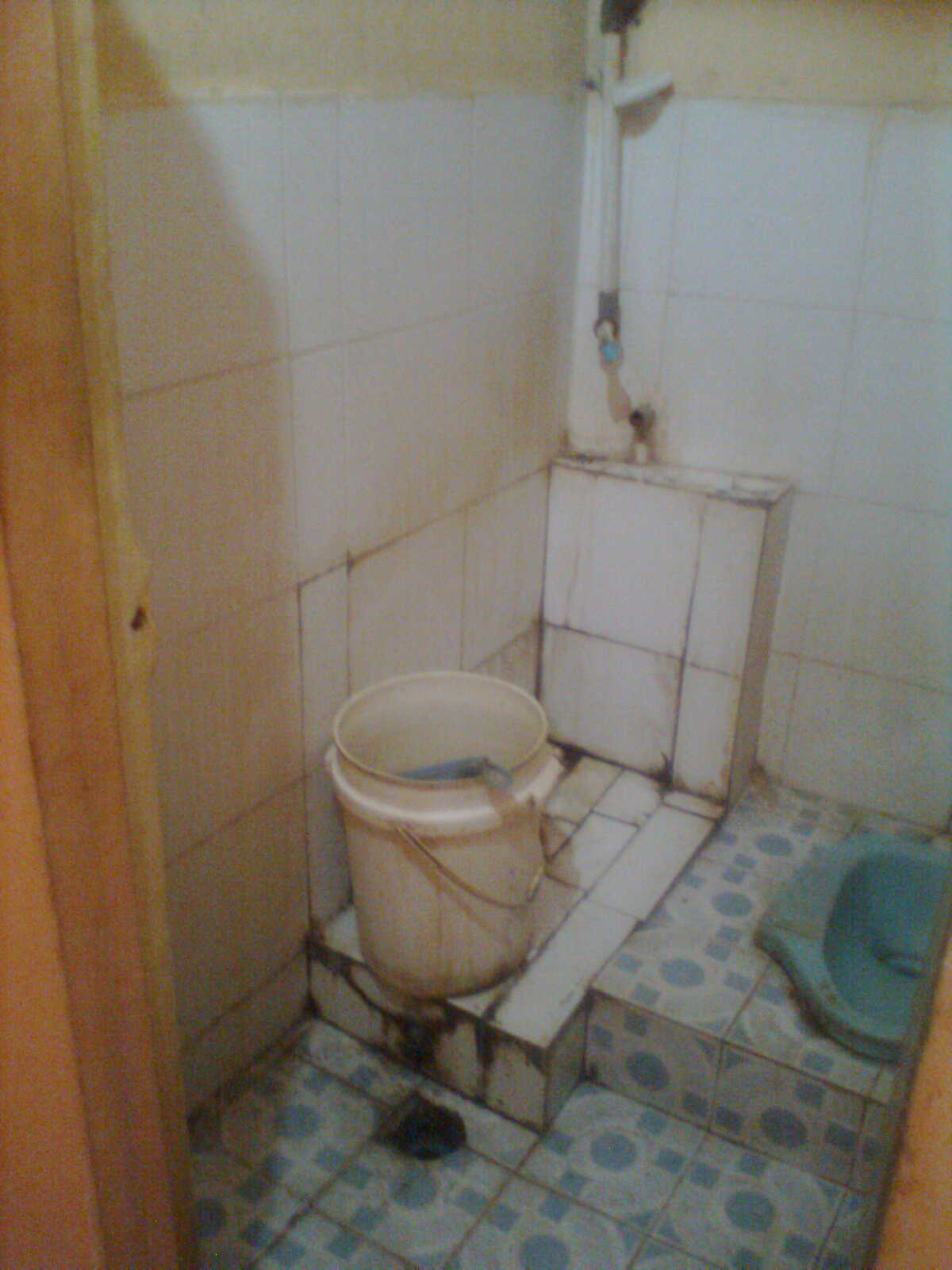 Cara Mencegah Dan Membersihkan Lantai Keramik Toilet Berkerak