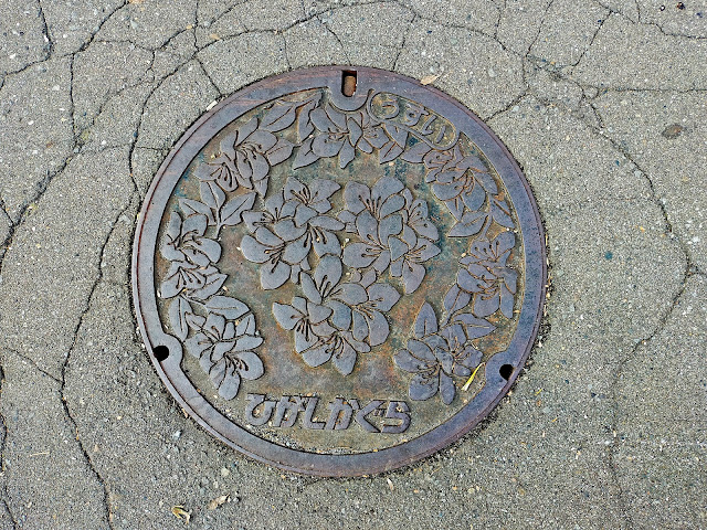 Higashikagura manhole cover