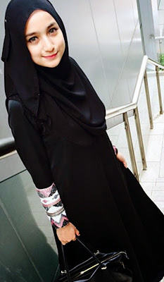 Fashion Busana Hijab Hitam Putih