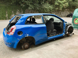 Vehículo destrozado en Burtzeña