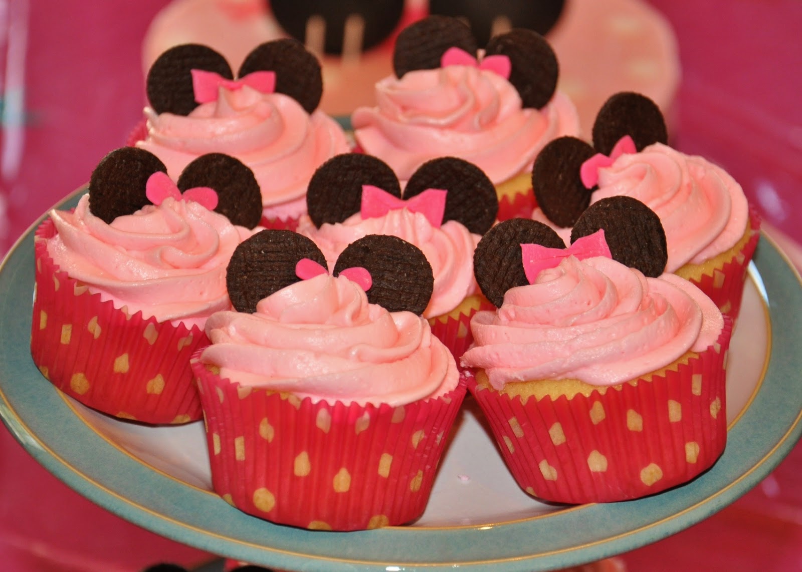 cool easy cake decorations These Minnie Mouse Cupcakes are so simple - use miniature oreos for 