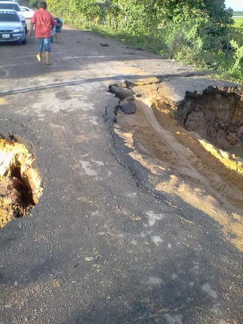 FOTO MANCHETA: Tremendo “Cráter Constituyente” carretera Guacharas-Achaguas en Apure.