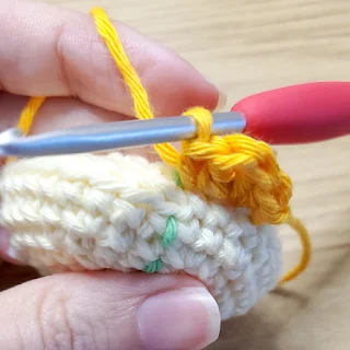 Amigurumi Sun - Attaching the sun rays (step 5)