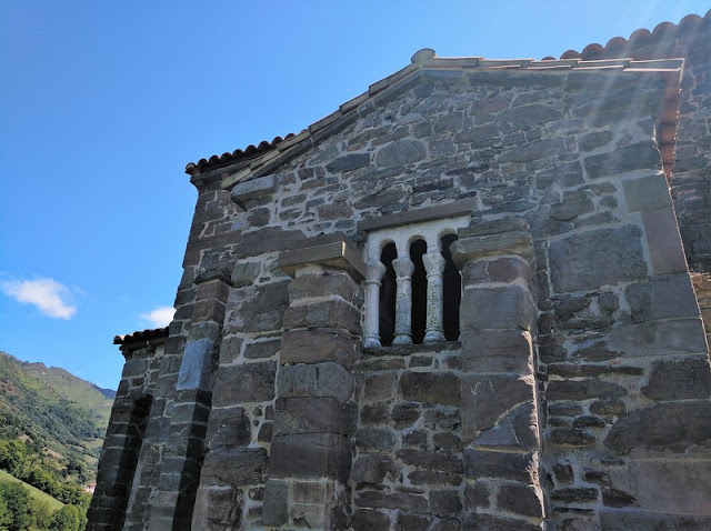 Detalle de las ventanas trilobuladas en Santa Cristina de Lena en Pola de Lena (Asturias-España)