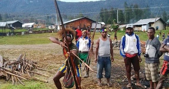 14 Senjata Tradisional Papua  Barat  dan Papua  beserta 