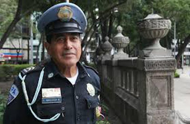 OrgulloMexicano: Juan Orozco, policía políglota agrega el árabe a su lista de idiomas.
