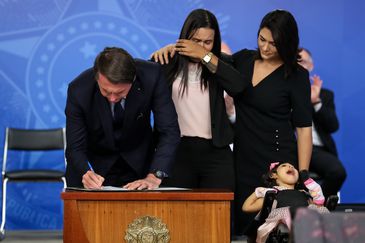Bolsonaro assina MP que concede pensão vitalícia para crianças com microcefalia 