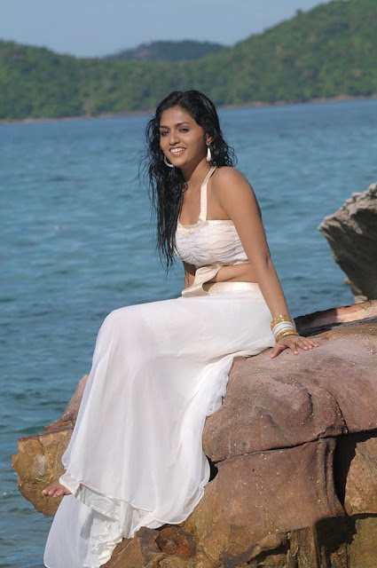 sunaina-yathumaagi-sexy-16.jpg