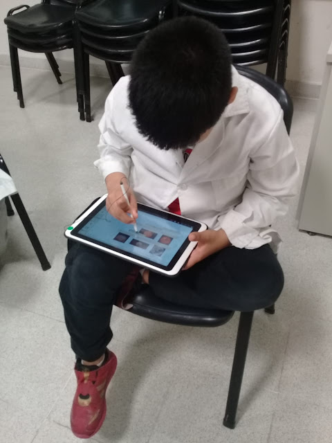 alumno  trabajando en una tablet