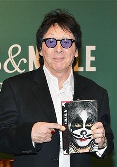 Makeup Books on Peter Criss Signs Copies Of His Book  Makeup To Breakup  In Ny