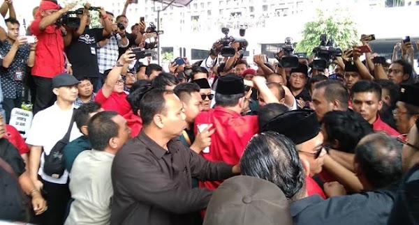 Ricuh, Massa PDIP dan Perindo Bentrok di Depan KPU