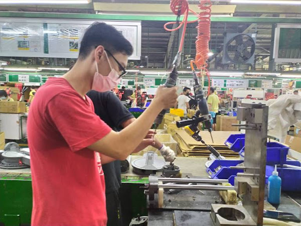 ▲田同學去年暑假順利錄取聖傑機器產線作業員工作。（圖／台中市就業服務處提供）