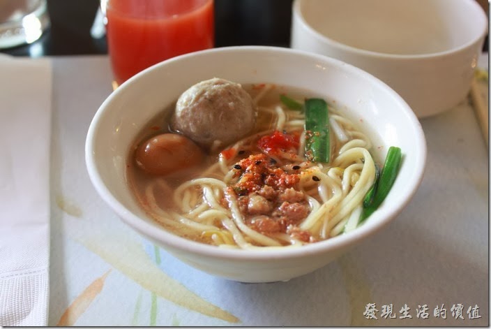 花蓮-理想大地渡假村-西餐廳。這裡現煮的擔仔麵湯頭及口味雖然不是最好吃的，但都有一定的水準，建議可以嚐嚐。