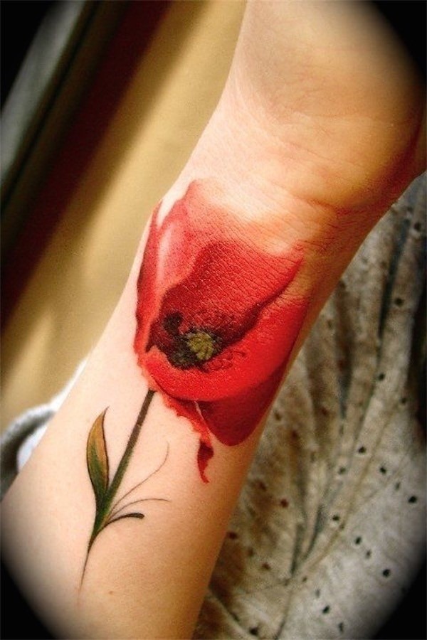 linda_flor_vermelha_no_pulso_da_tatuagem