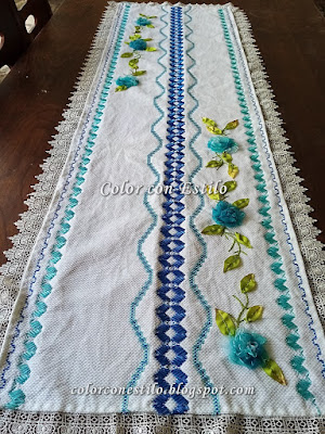 Mantel azul bordado con cintas