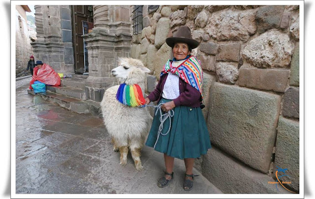 Chola e sua lhama, Cusco, Peru